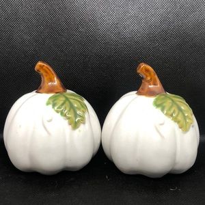 🤍🤎🍃 White Farmhouse Ceramic Halloween Pumpkins 3.75” 2 Piece Set NWT 🍃🤎🤍